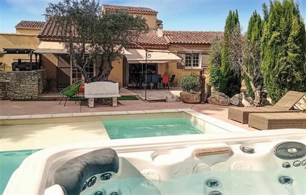 Holiday Home - Entraigues-sur-la-Sorgue in France in Entraigues-sur-la-Sorgue, France