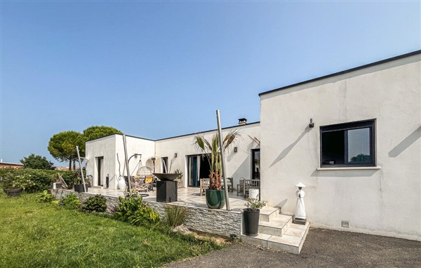 Holiday Home - Saint-Césaire-de-Gauzignan in France in Saint-Césaire-de-Gauzignan, France