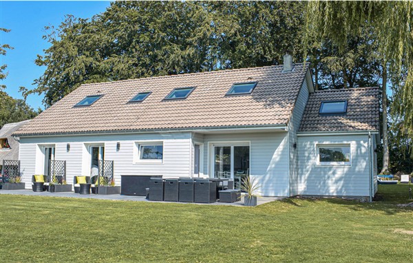 Holiday Home - Saint-Martin-aux-Buneaux in France in Saint-Martin-aux-Buneaux, France