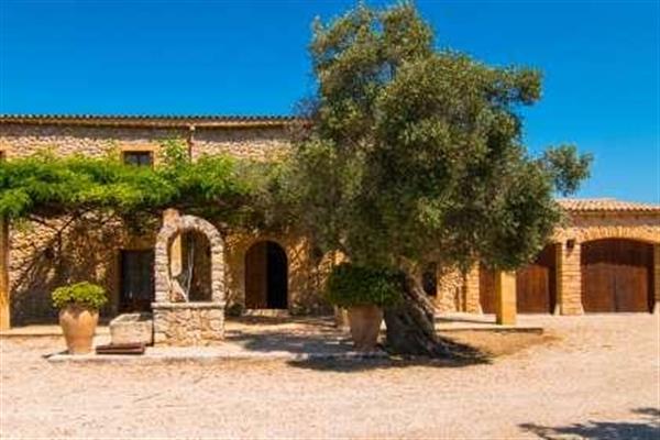 Villa Sa Vinyassa in Sant Llorenc, Mallorca sleeps 12